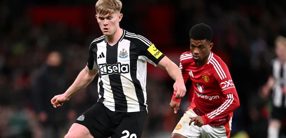 Jugador de Newcastle avanzando con el balón en partido