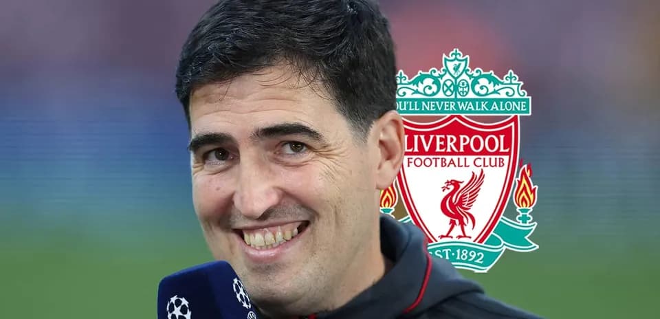 Hombre sonriendo con micrófono y escudo de Liverpool