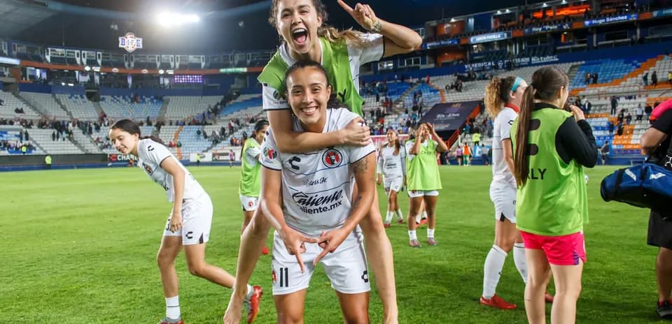 Jugadoras celebrando en el campo tras el partido