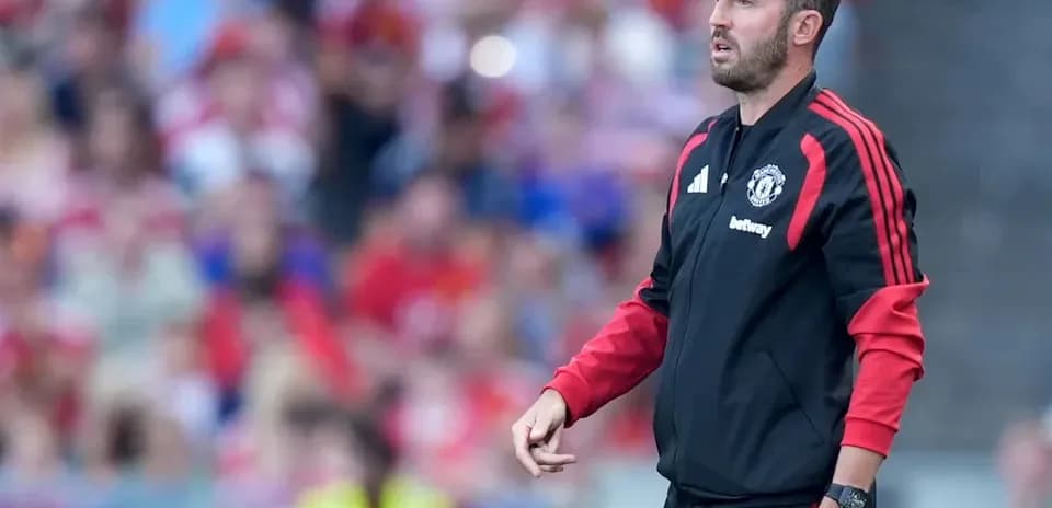 Entrenador de Manchester United dirigiendo desde la línea
