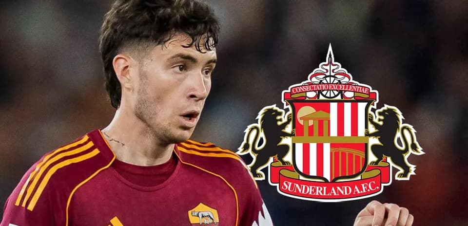 Jugador de la Roma con el escudo de Sunderland A.F.C.