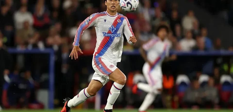 Jugador corriendo tras el balón durante un partido