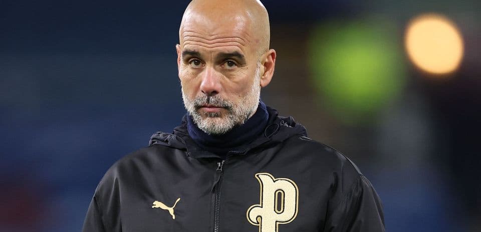Entrenador en el campo durante un partido