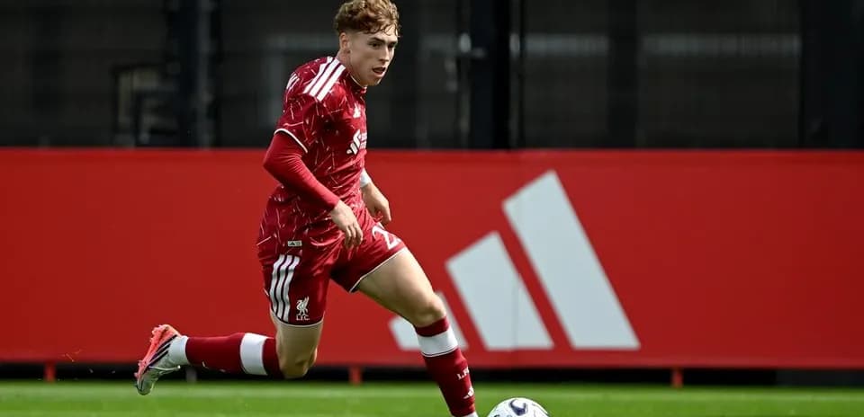 Jugador de Liverpool corriendo con balón en entrenamiento