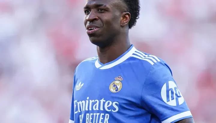 Jugador de Real Madrid en uniforme azul durante partido