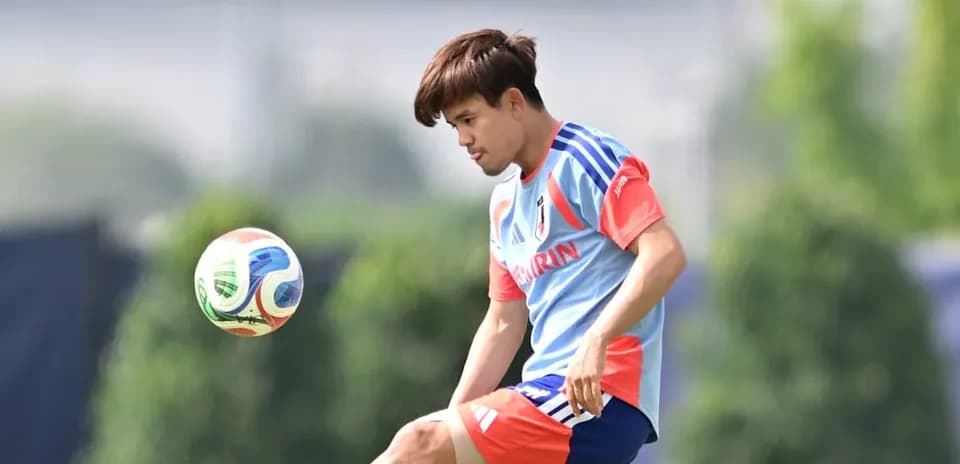 Jugador japonés realizando un pase durante entrenamiento