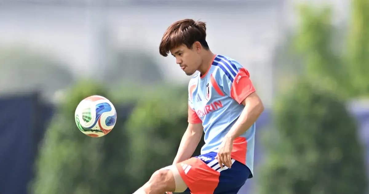 Jugador japonés realizando un pase durante entrenamiento
