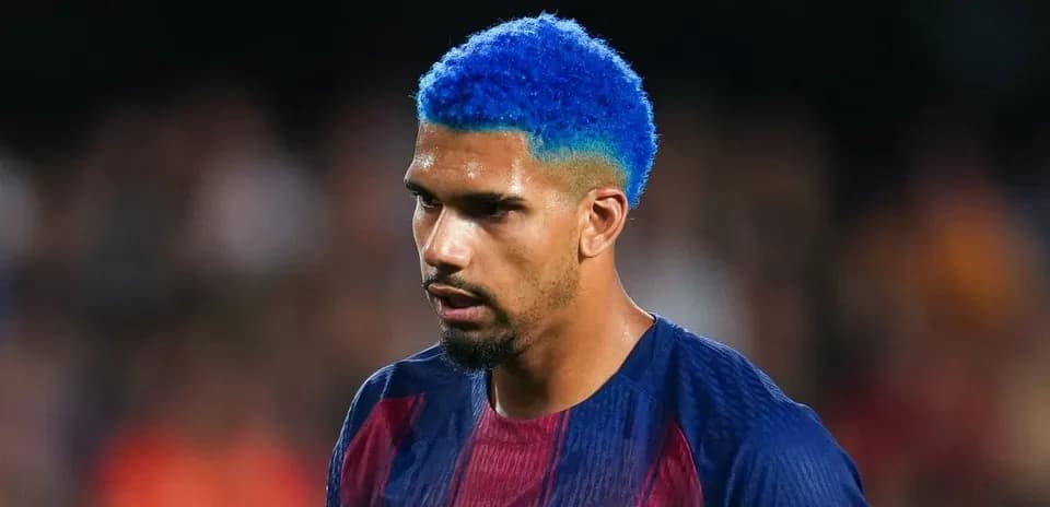 Jugador con cabello azul en camiseta del Barcelona