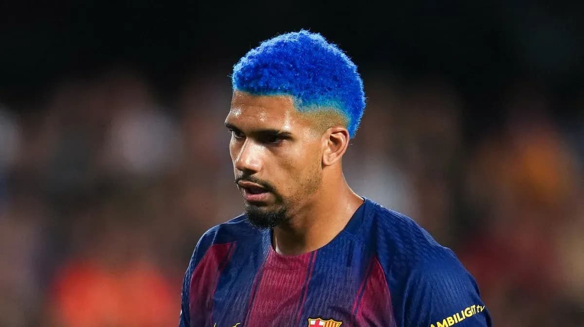 Jugador con cabello azul en camiseta del Barcelona