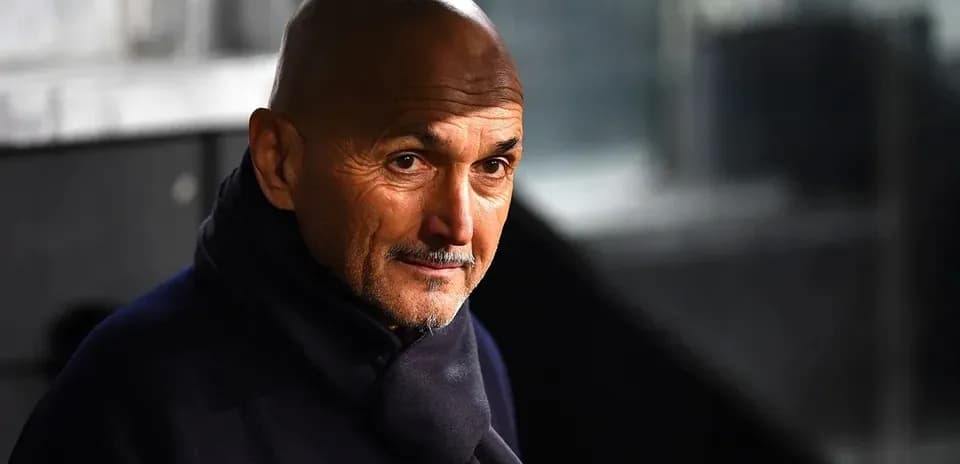 Entrenador observando desde el banquillo