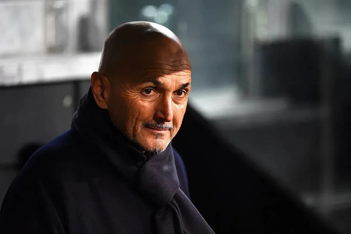 Entrenador observando desde el banquillo