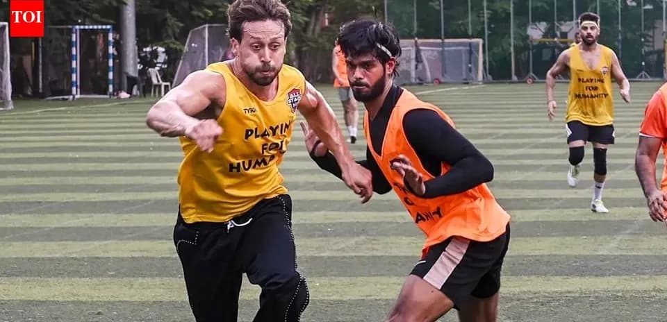 Jugadores corriendo durante sesión de entrenamiento de fútbol