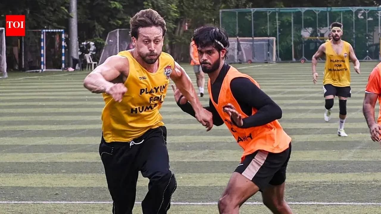 Jugadores corriendo durante sesión de entrenamiento de fútbol