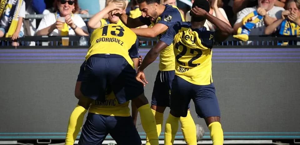 Jugadores celebrando un gol en el estadio