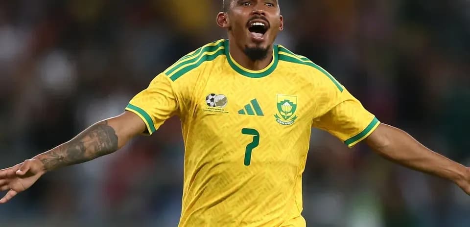 Jugador celebrando un gol con camiseta de Sudáfrica