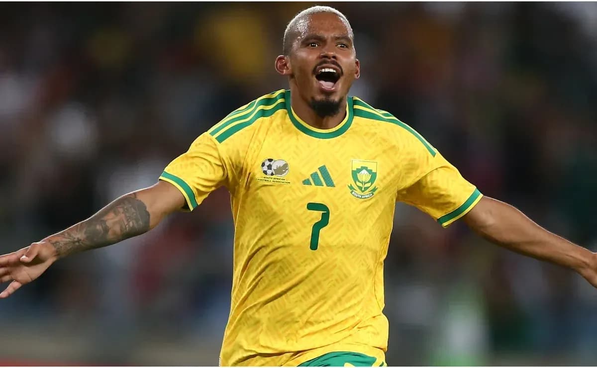 Jugador celebrando un gol con camiseta de Sudáfrica