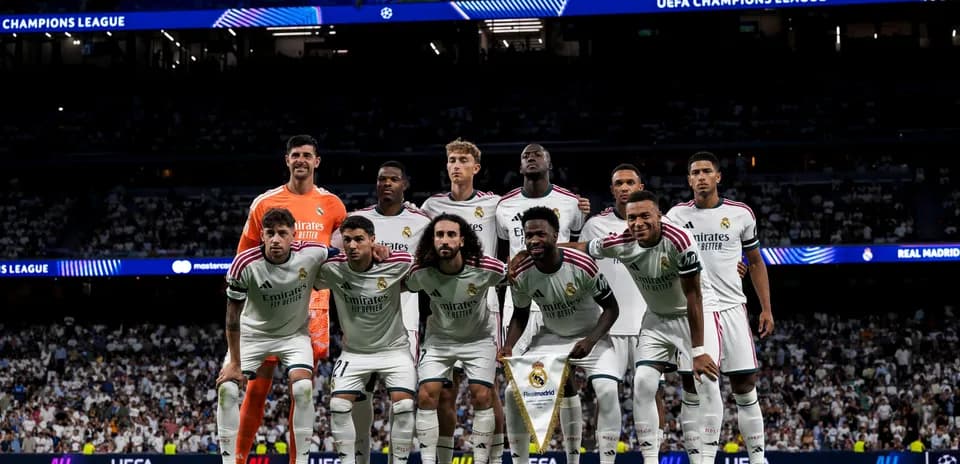 Equipo del Real Madrid posando en el estadio