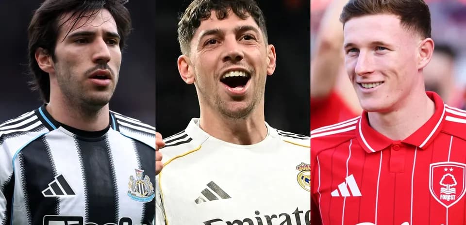 Tres jugadores de fútbol en diferentes camisetas de clubes