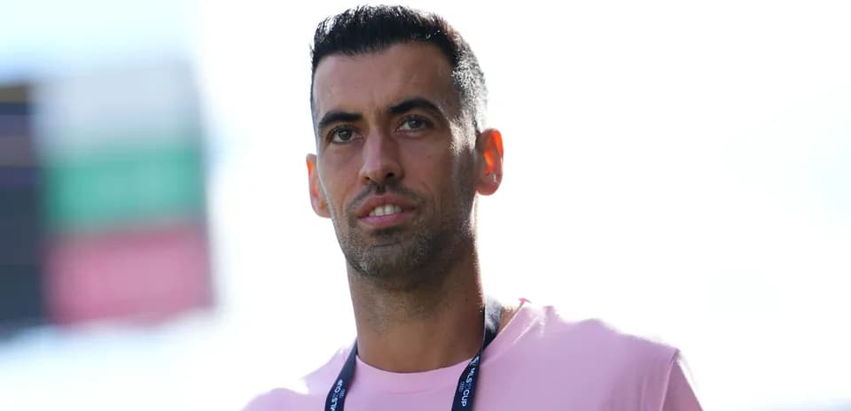 Jugador en camiseta rosa con insignia de equipo