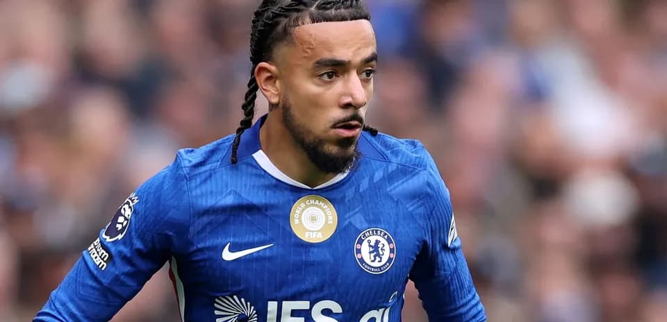 Jugador de Chelsea corriendo en el campo