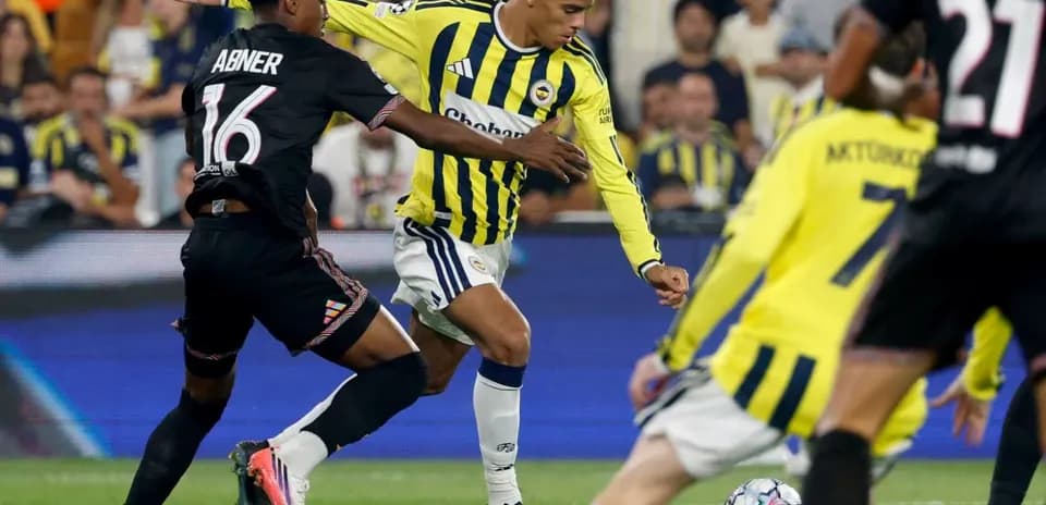 Fenerbahçe y Lyon luchando por el balón