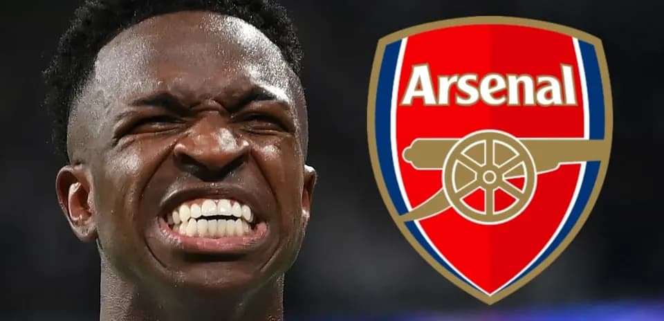 Jugador sonriendo con logo de Arsenal al fondo