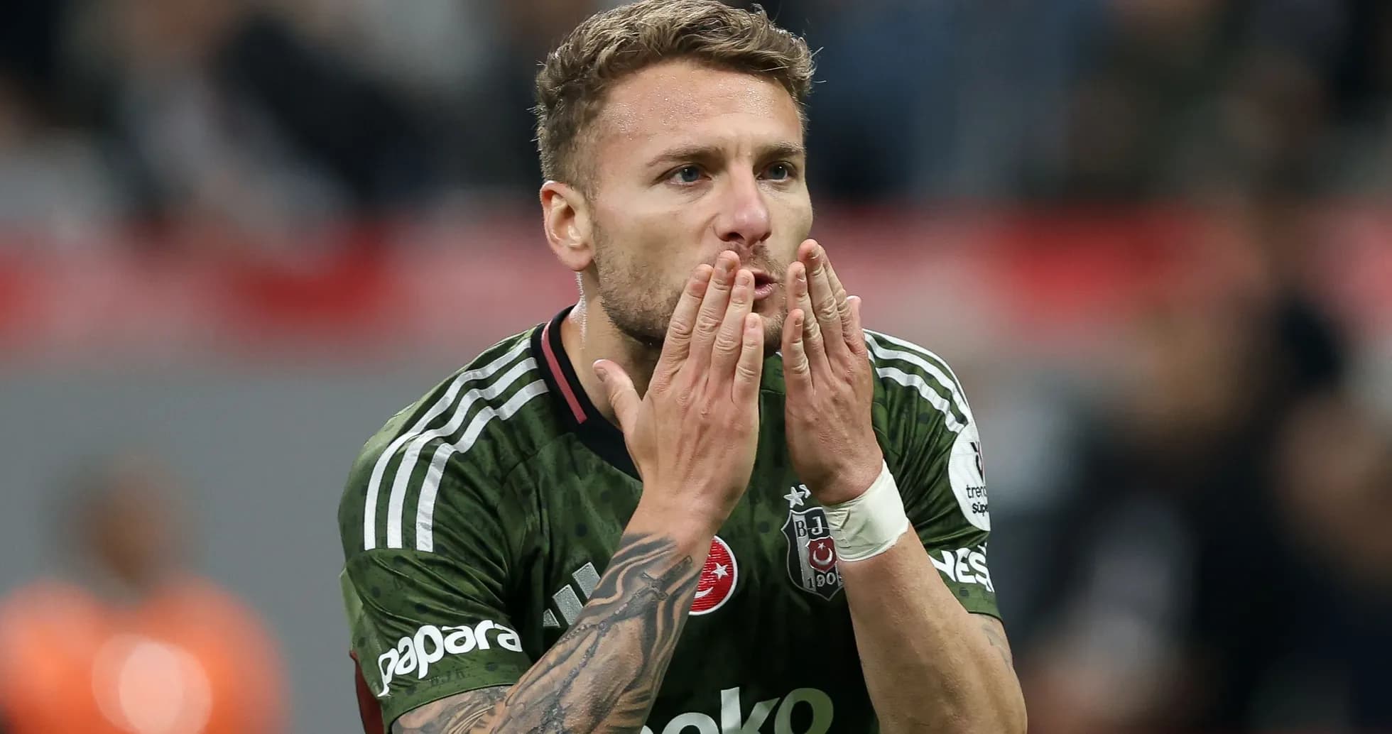 Jugador de Besiktas besando sus manos durante el partido