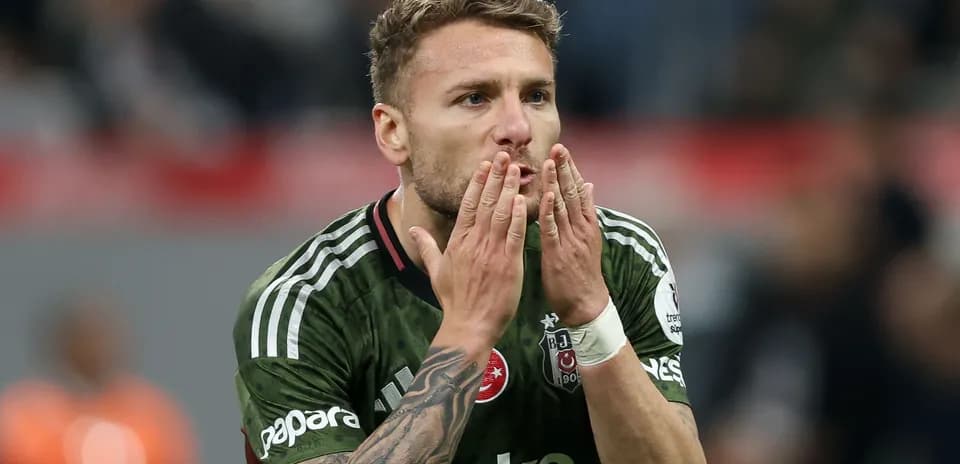 Jugador de Besiktas besando sus manos durante el partido