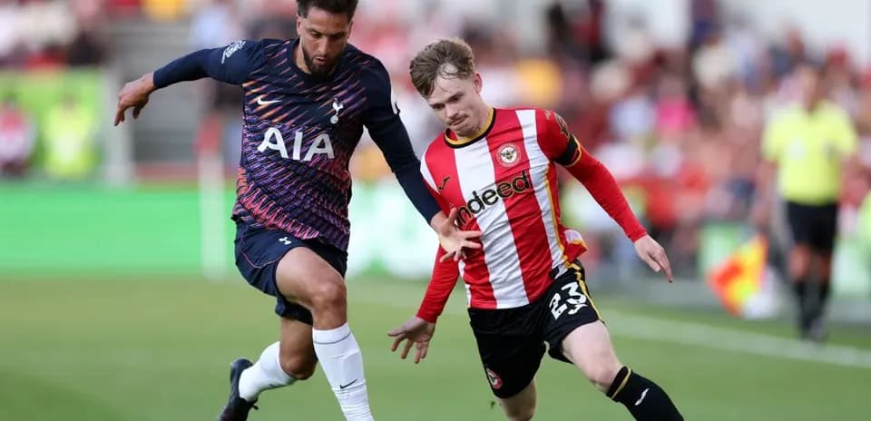 Jugador de Brentford persigue a jugador de Tottenham