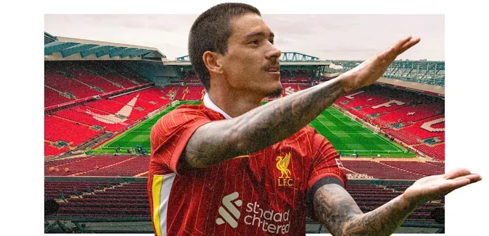 Jugador de Liverpool en Anfield con camiseta roja