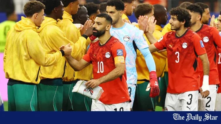 Jugadores de Egipto y Sudáfrica saludándose tras el partido