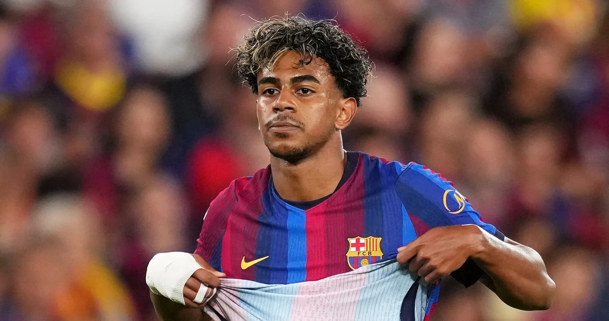 Jugador de Barcelona mostrando su camiseta en el campo