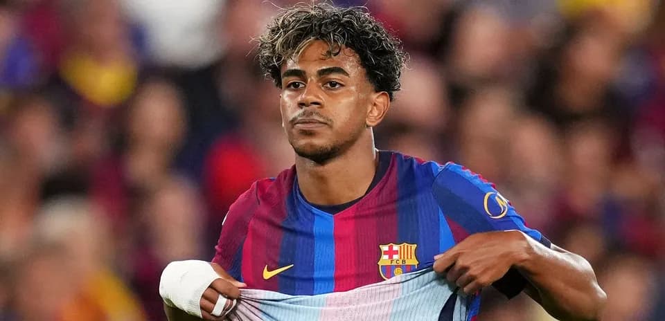 Jugador de Barcelona mostrando su camiseta en el campo