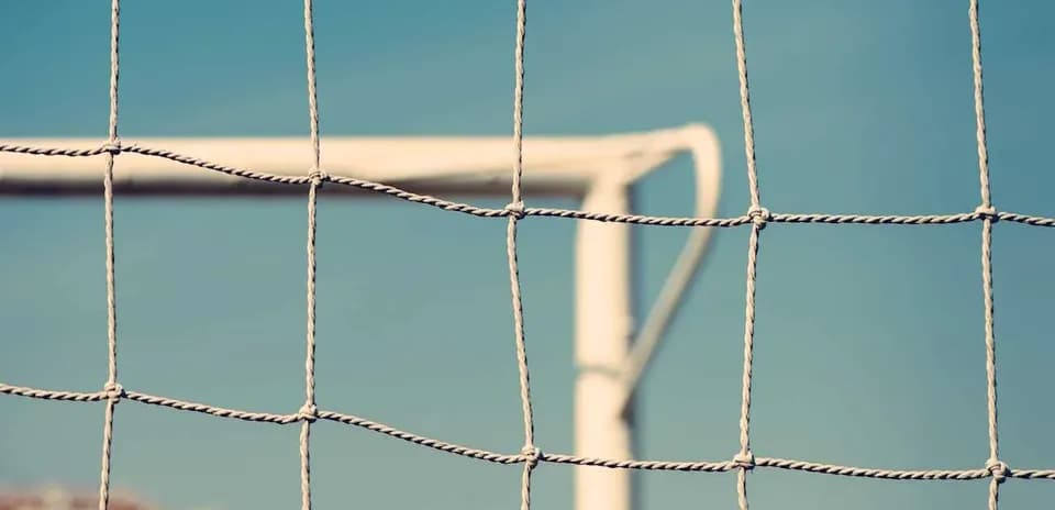 Red de una portería de fútbol contra el cielo