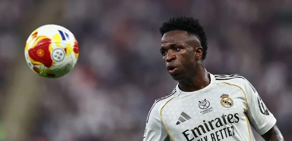 Vinícius Júnior controlando el balón durante el partido