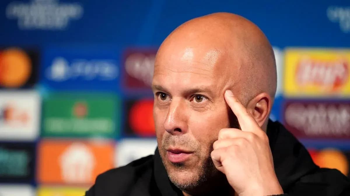 Entrenador hablando en conferencia de prensa