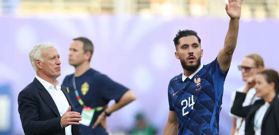 Jugador francés saludando tras partido con entrenador