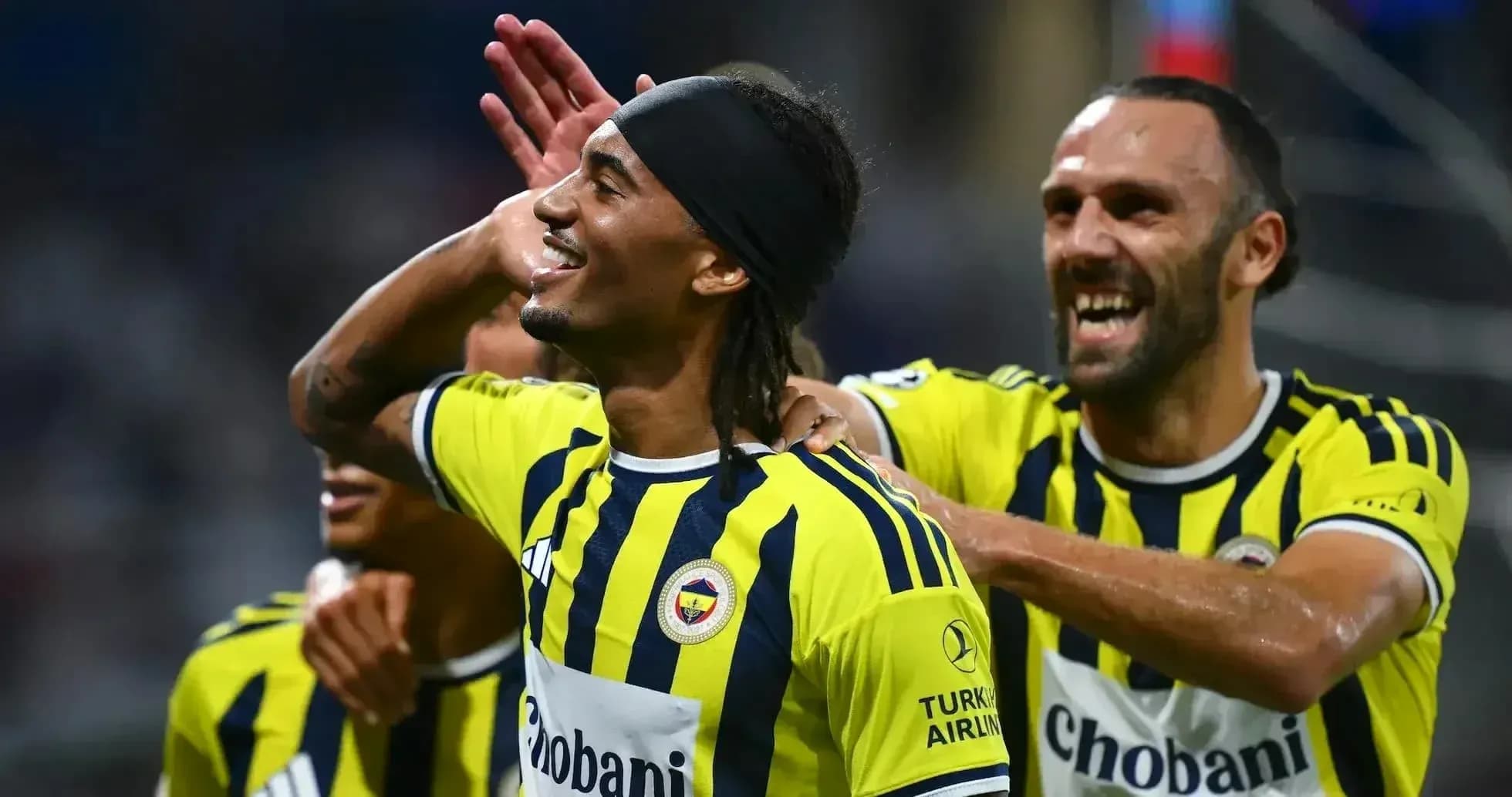 Jugadores de Fenerbahçe celebrando un gol