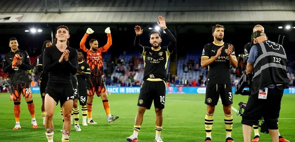 Jugadores de Manchester City saludando a la afición