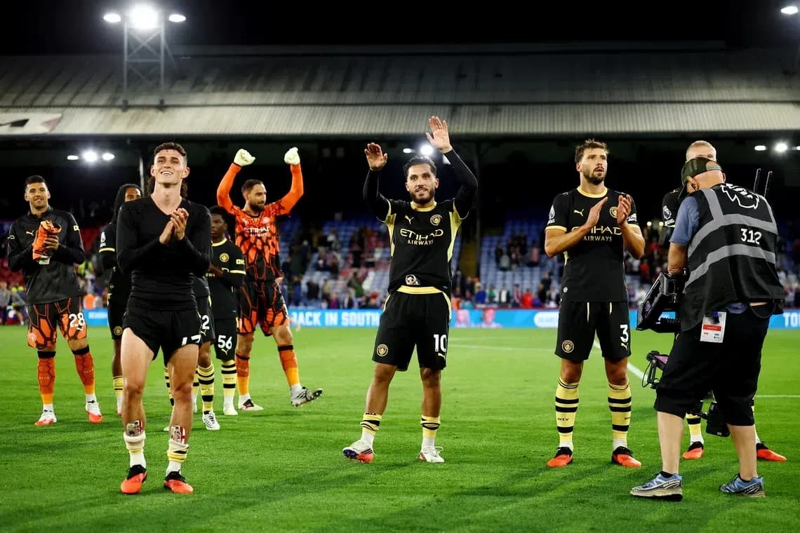 Jugadores de Manchester City saludando a la afición