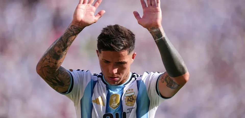 Jugador argentino levantando las manos durante el partido