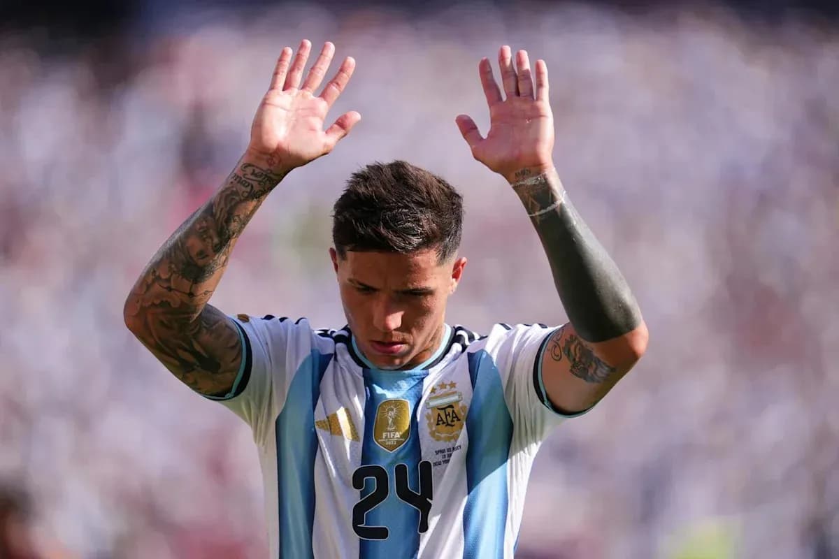 Jugador argentino levantando las manos durante el partido