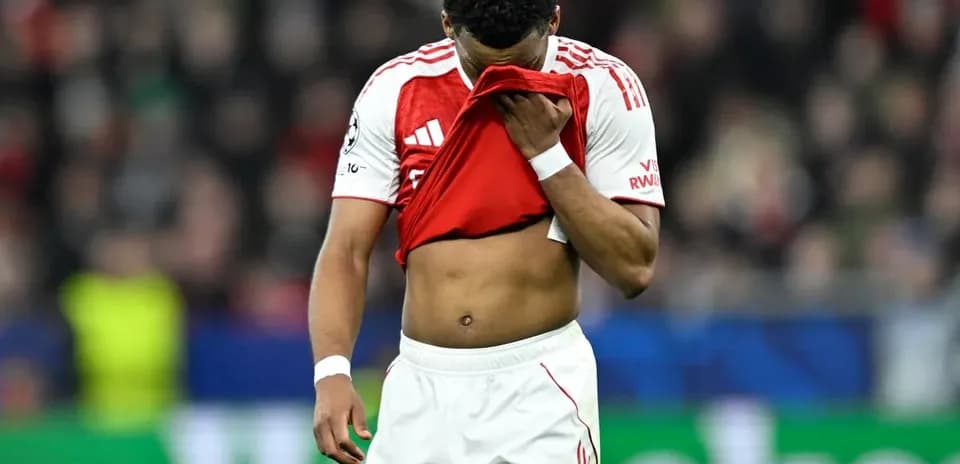 Jugador con camiseta levantada tras el partido