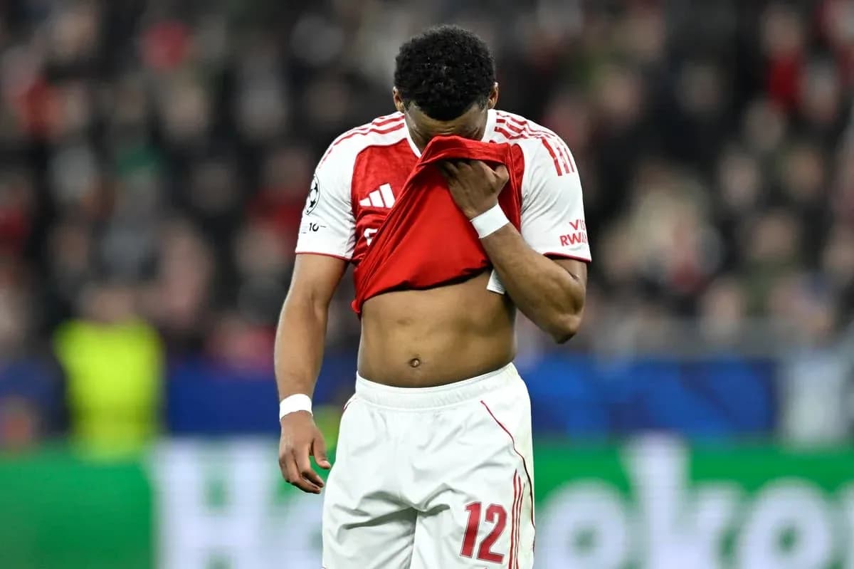 Jugador con camiseta levantada tras el partido