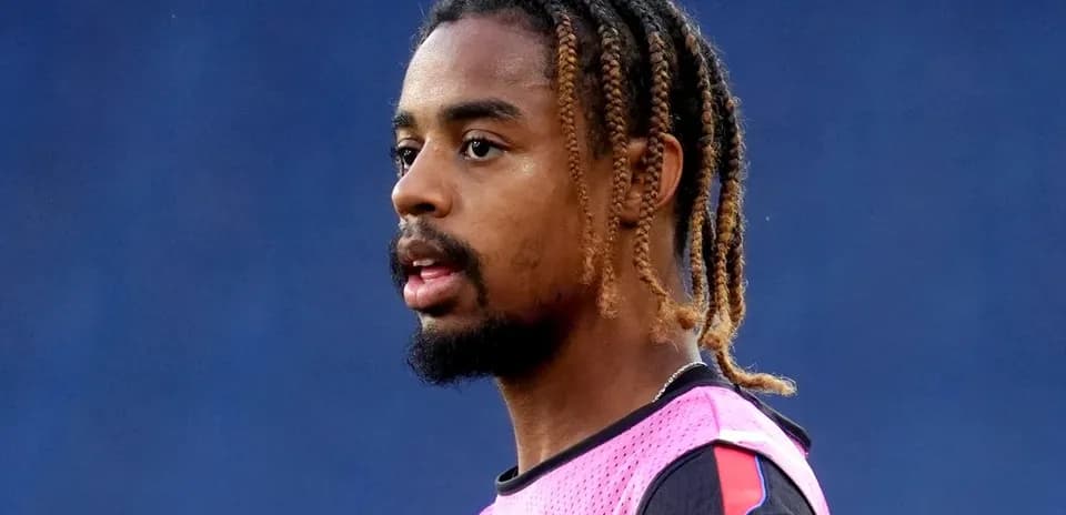 Jugador con camiseta de entrenamiento en el campo