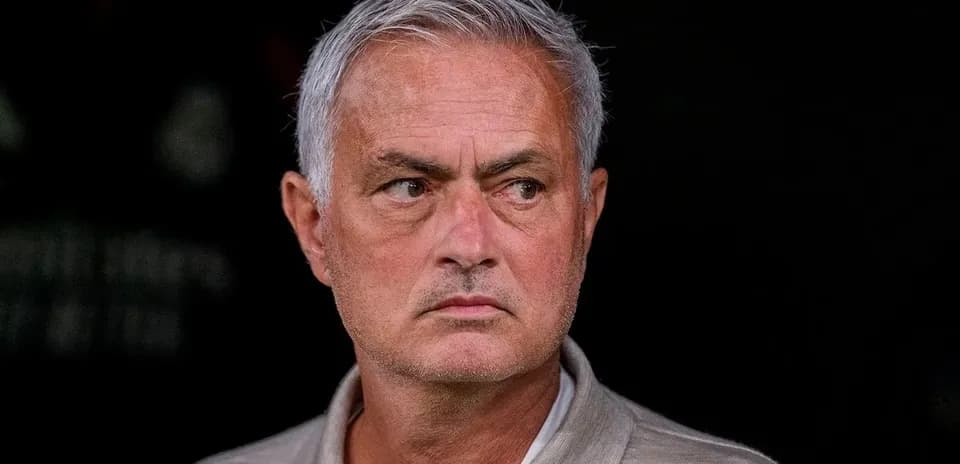 Entrenador observando desde la banca durante el partido
