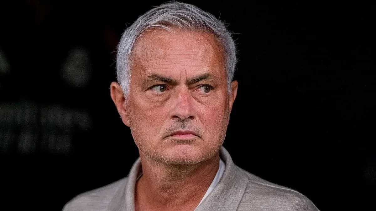 Entrenador observando desde la banca durante el partido