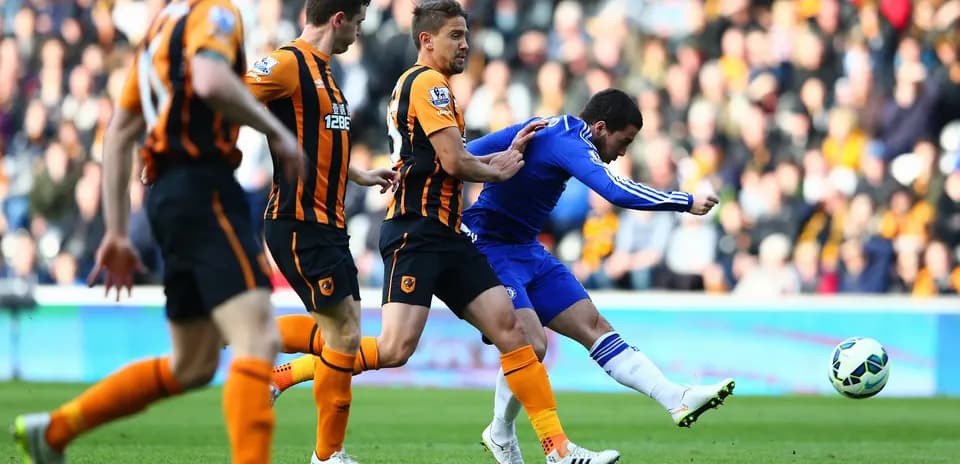 Un jugador de Chelsea disparando a portería