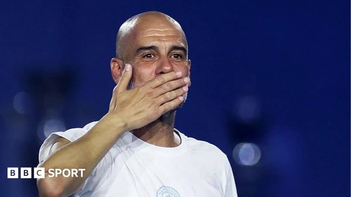 Entrenador saludando a la afición tras el partido