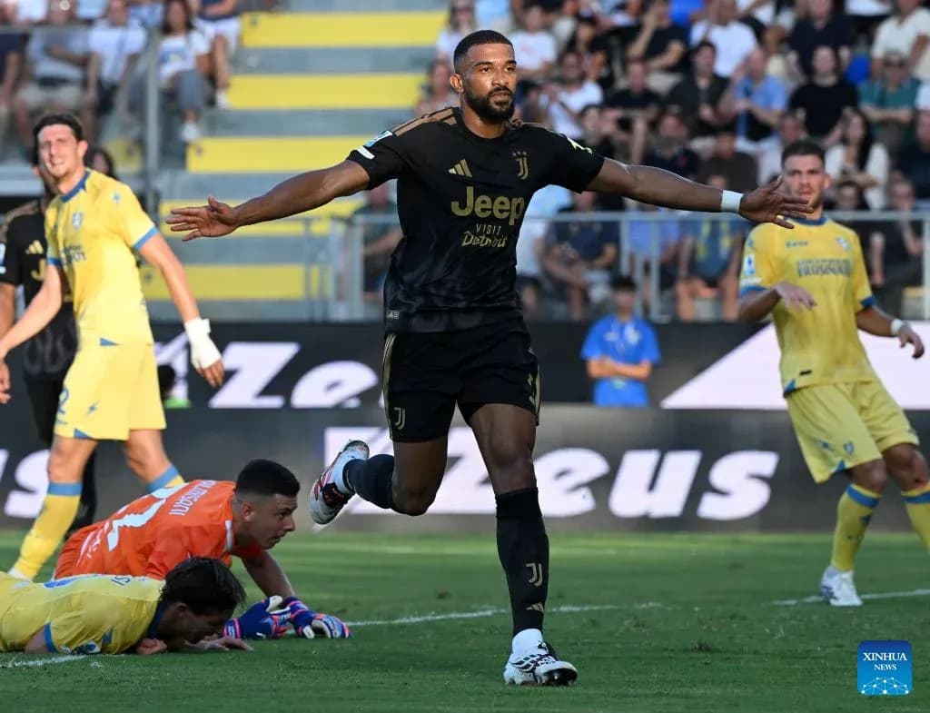 Jugador de Juventus celebra un gol contra Frosinone